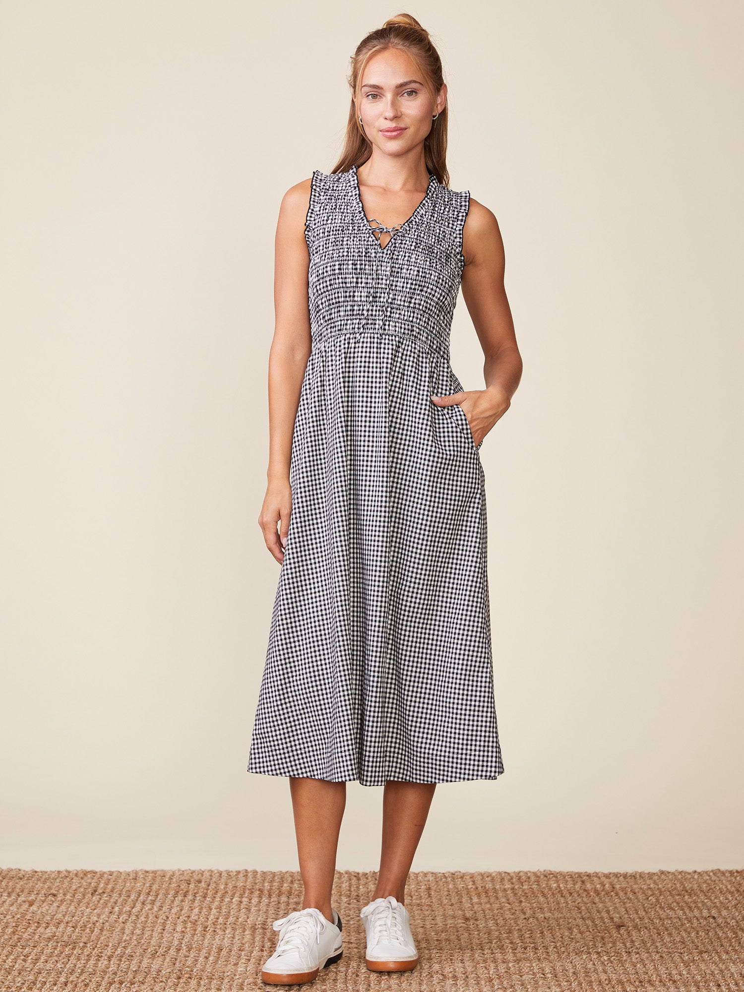 gingham smock dress Handmade Tie Waist Cotton Balloon Sleeve With Pockets Sun Dress Summer Model is 53 and wearing a size XS Material Monki seersucker puff sleeve smock